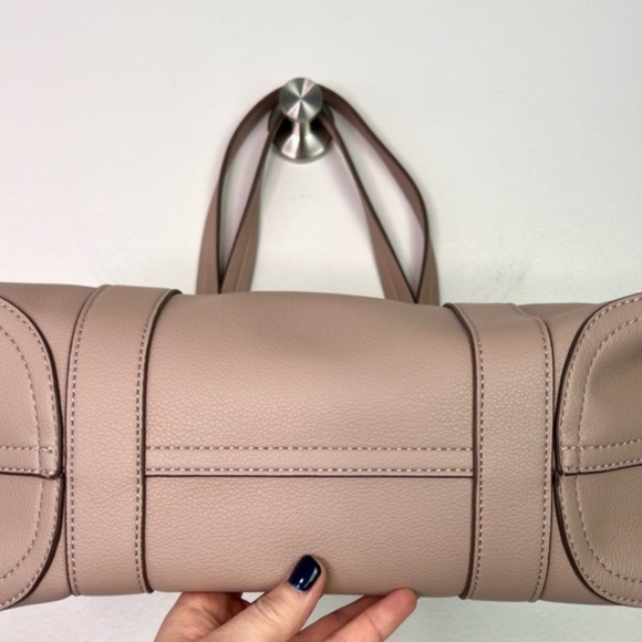 Draper James ELLE TOTE  w/Flower Key Fob - Beige Pebble - Picture 4 of 5